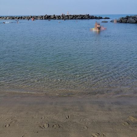 Апартаменты A Few Steps From The Sea Фьюмичино Экстерьер фото